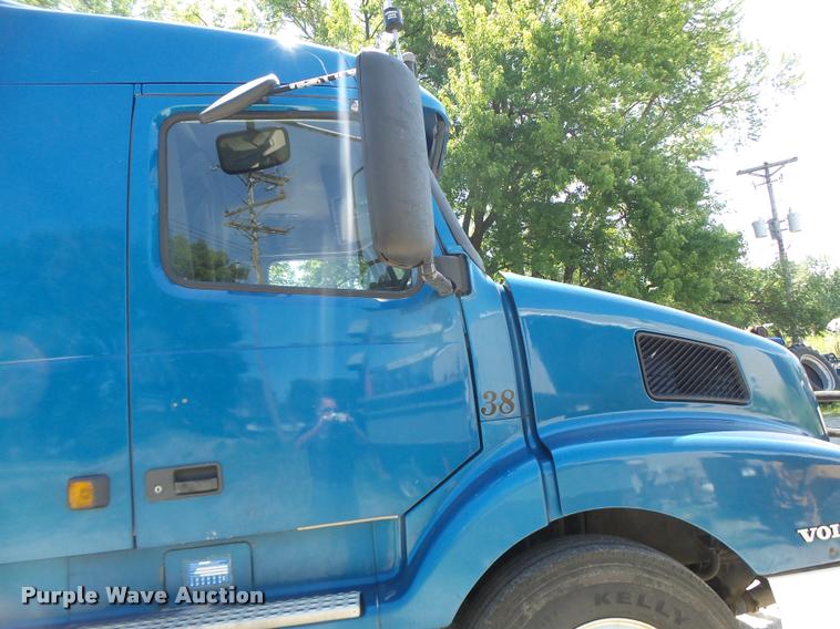 image for item DB1388 2001 Volvo VNL semi truck