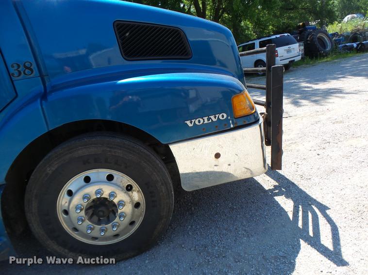 image for item DB1388 2001 Volvo VNL semi truck