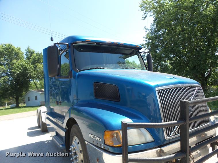 image for item DB1388 2001 Volvo VNL semi truck