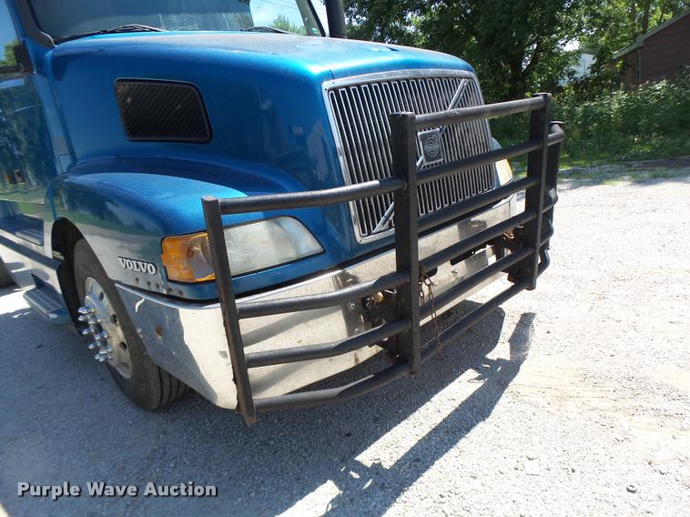 image for item DB1388 2001 Volvo VNL semi truck