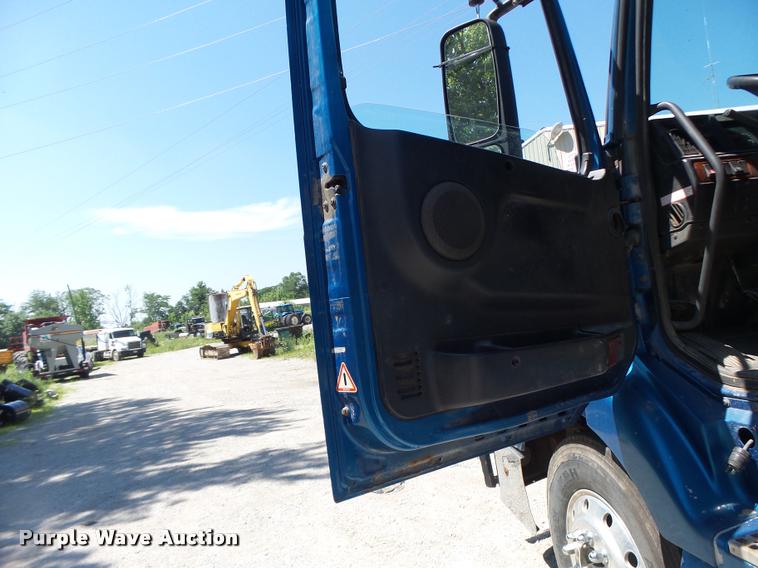 image for item DB1388 2001 Volvo VNL semi truck