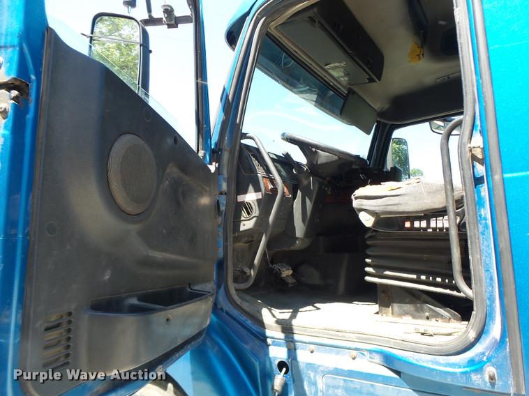 image for item DB1388 2001 Volvo VNL semi truck