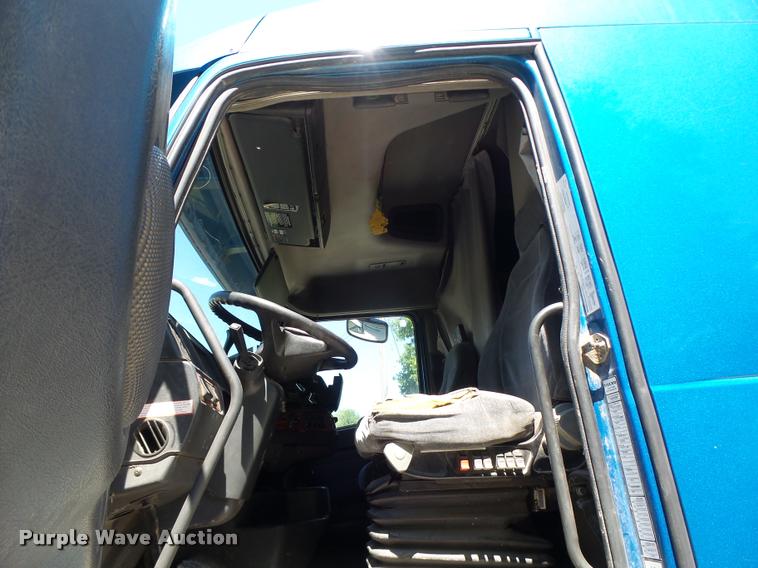 image for item DB1388 2001 Volvo VNL semi truck