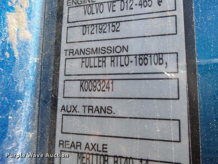 image for item DB1388 2001 Volvo VNL semi truck