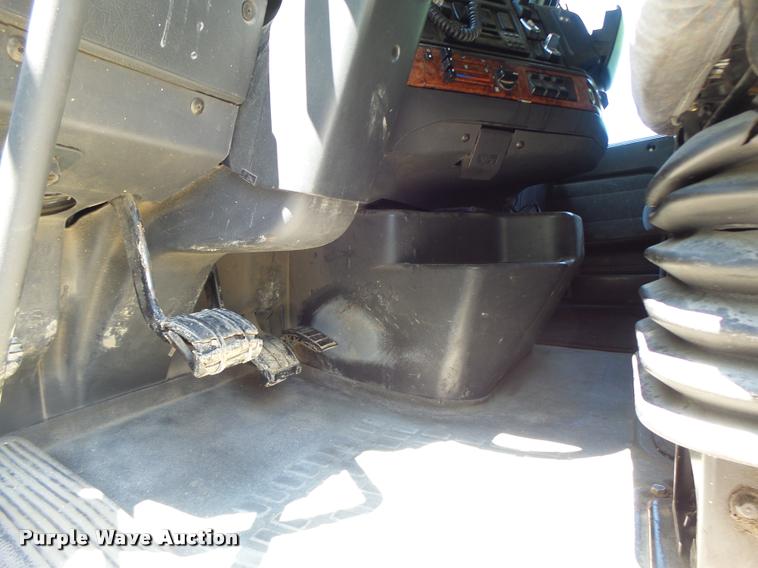 image for item DB1388 2001 Volvo VNL semi truck