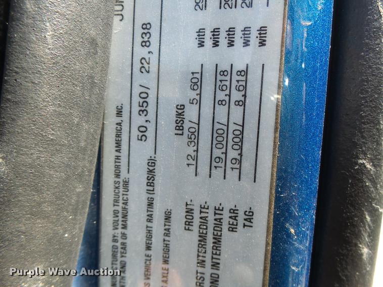 image for item DB1388 2001 Volvo VNL semi truck