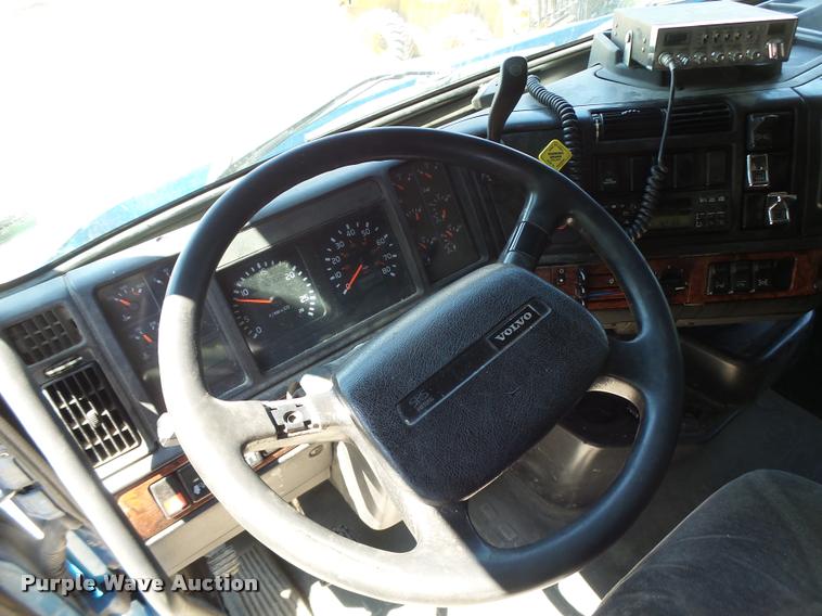 image for item DB1388 2001 Volvo VNL semi truck