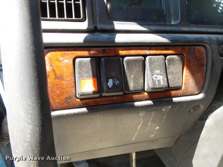 image for item DB1388 2001 Volvo VNL semi truck