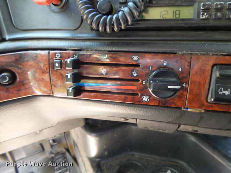 image for item DB1388 2001 Volvo VNL semi truck