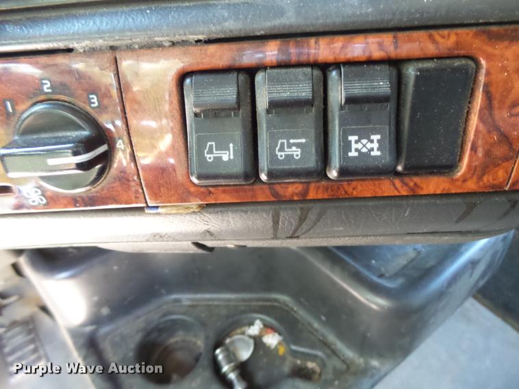 image for item DB1388 2001 Volvo VNL semi truck