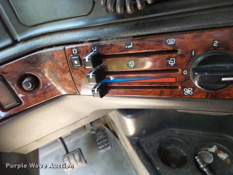 image for item DB1388 2001 Volvo VNL semi truck