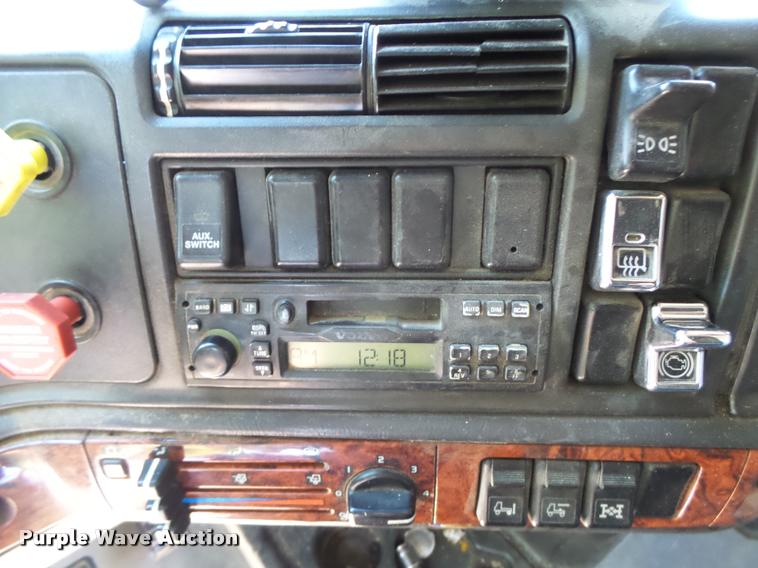 image for item DB1388 2001 Volvo VNL semi truck