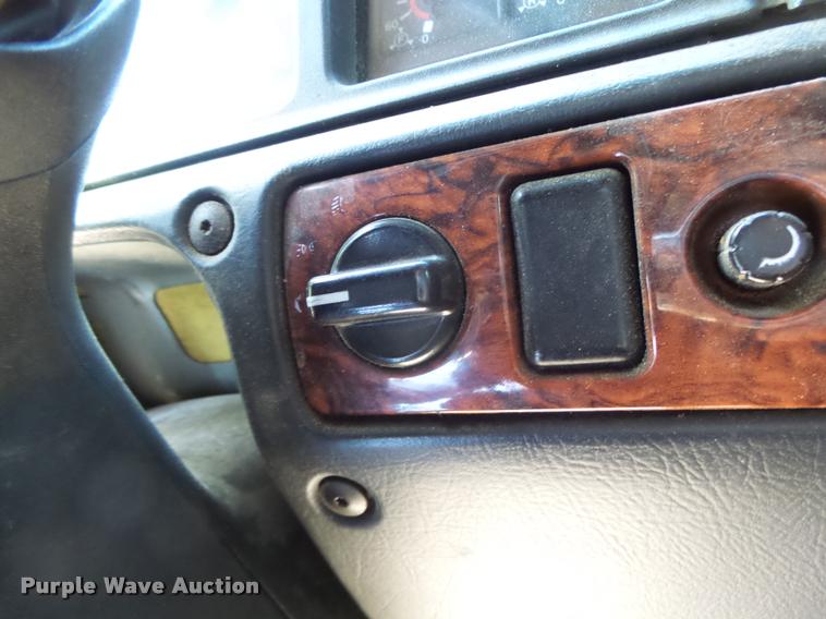 image for item DB1388 2001 Volvo VNL semi truck