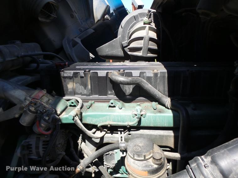 image for item DB1388 2001 Volvo VNL semi truck