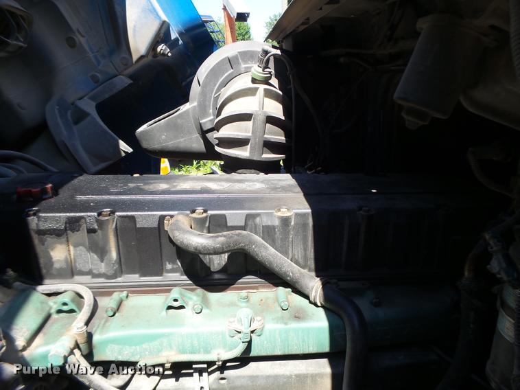 image for item DB1388 2001 Volvo VNL semi truck