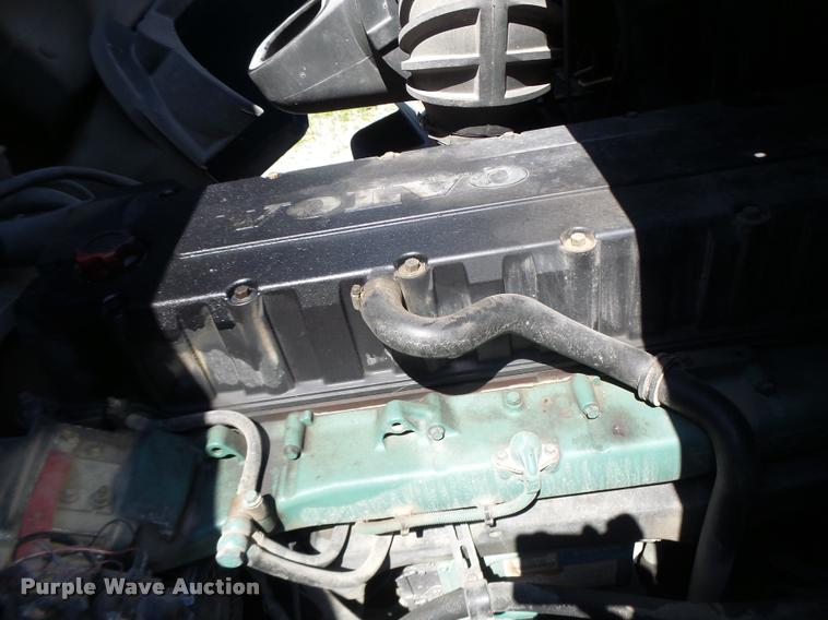 image for item DB1388 2001 Volvo VNL semi truck