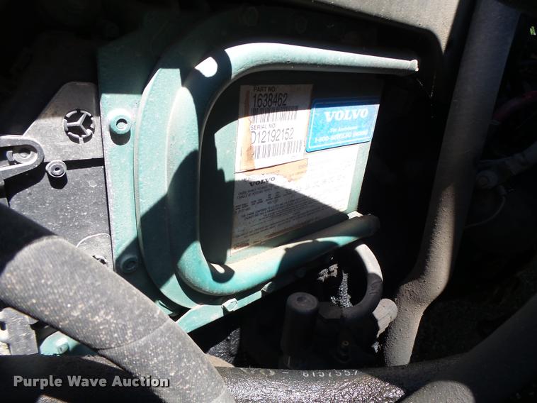 image for item DB1388 2001 Volvo VNL semi truck