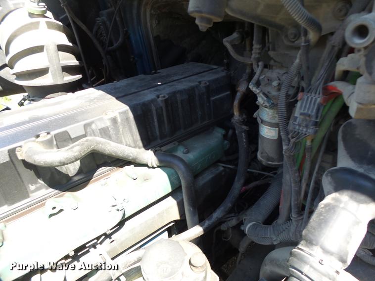 image for item DB1388 2001 Volvo VNL semi truck