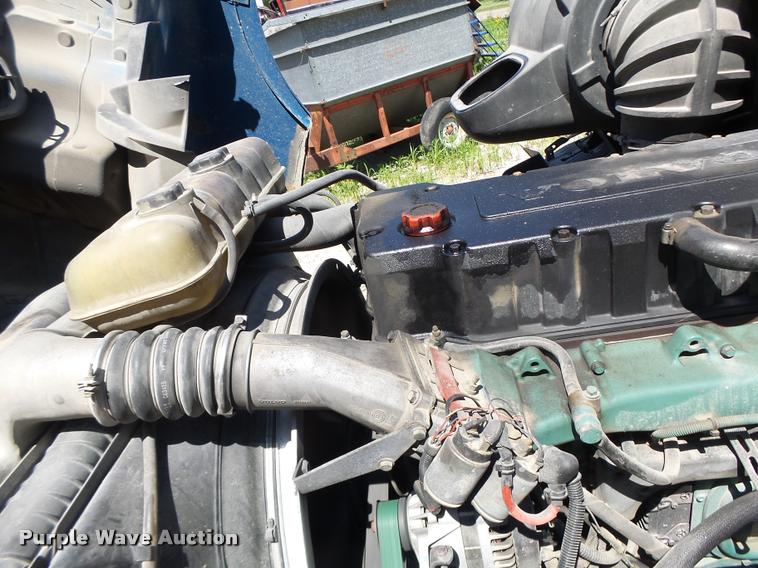 image for item DB1388 2001 Volvo VNL semi truck