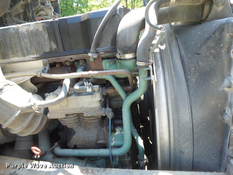 image for item DB1388 2001 Volvo VNL semi truck