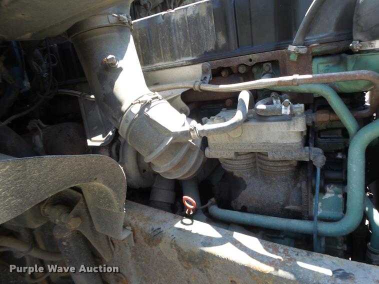 image for item DB1388 2001 Volvo VNL semi truck