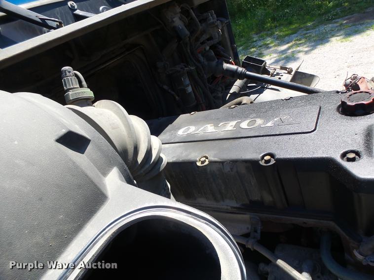 image for item DB1388 2001 Volvo VNL semi truck