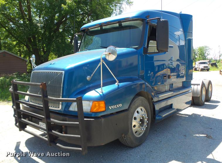 image for item DB1389 2001 Volvo VNL semi truck