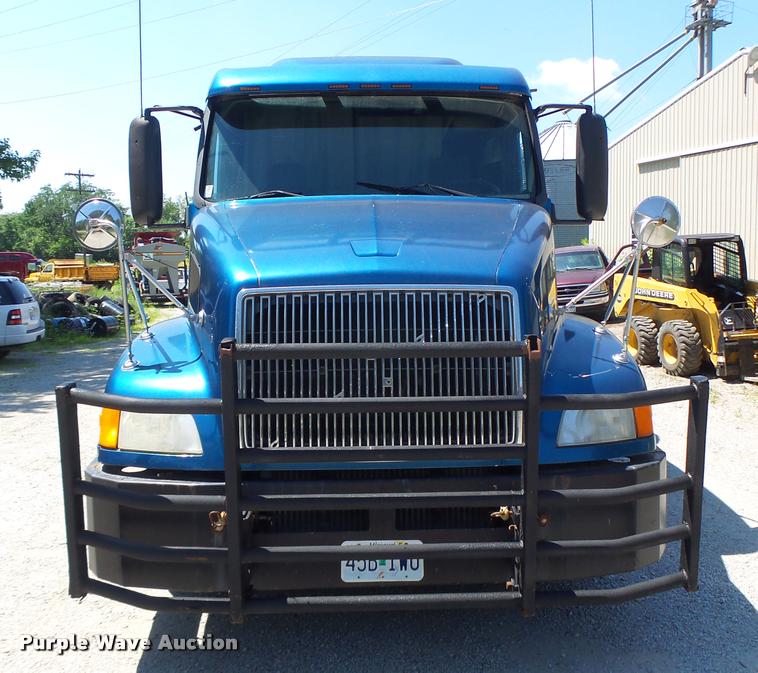 image for item DB1389 2001 Volvo VNL semi truck