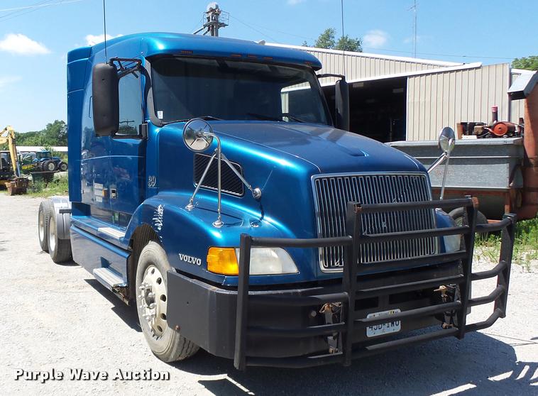 image for item DB1389 2001 Volvo VNL semi truck