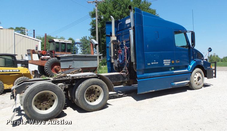 image for item DB1389 2001 Volvo VNL semi truck