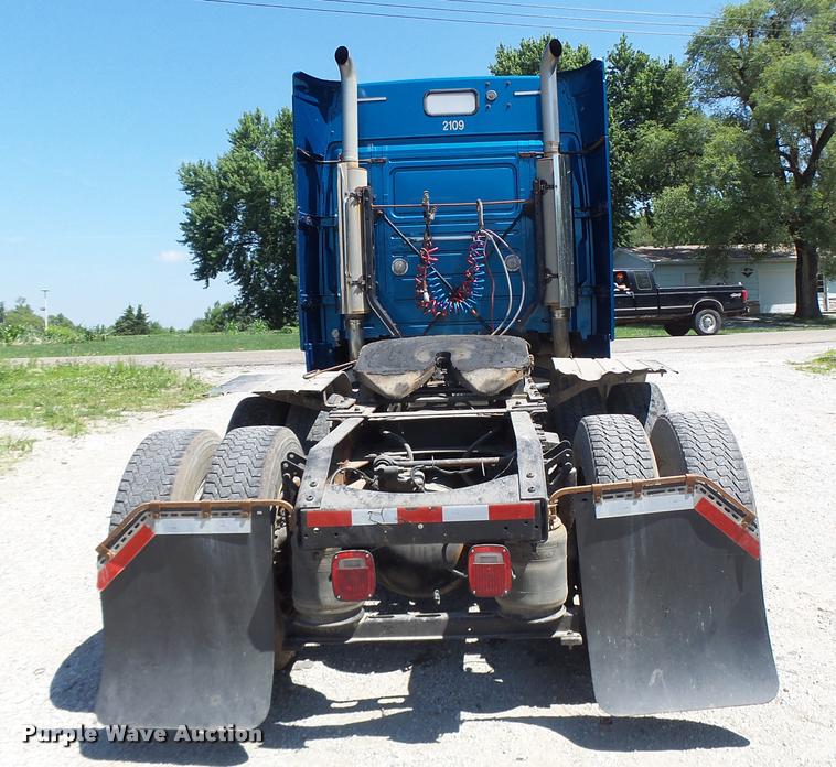 image for item DB1389 2001 Volvo VNL semi truck