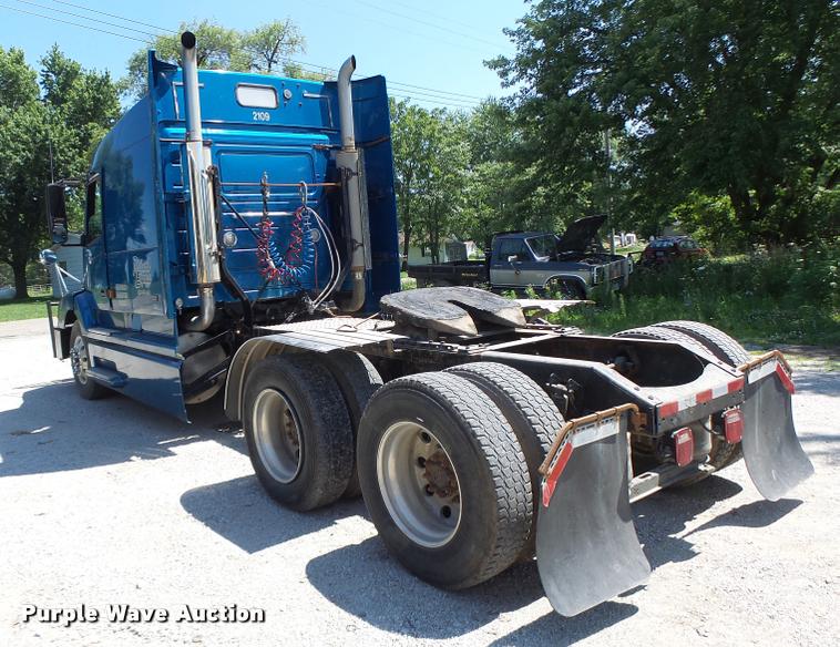 image for item DB1389 2001 Volvo VNL semi truck