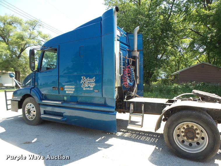 image for item DB1389 2001 Volvo VNL semi truck