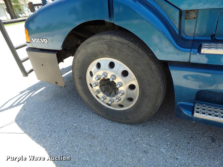 image for item DB1389 2001 Volvo VNL semi truck