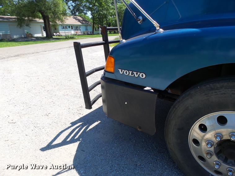 image for item DB1389 2001 Volvo VNL semi truck