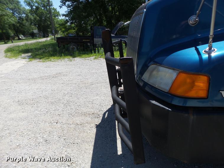 image for item DB1389 2001 Volvo VNL semi truck