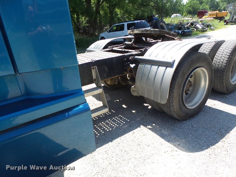 image for item DB1389 2001 Volvo VNL semi truck