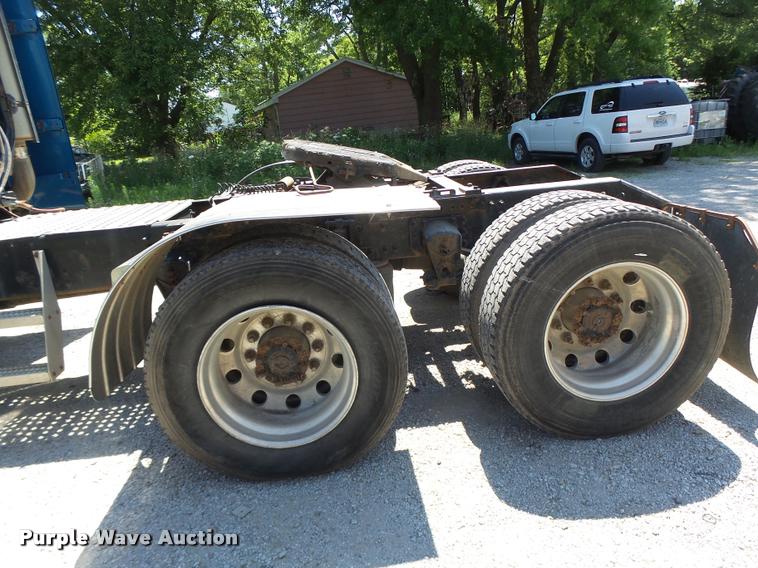 image for item DB1389 2001 Volvo VNL semi truck