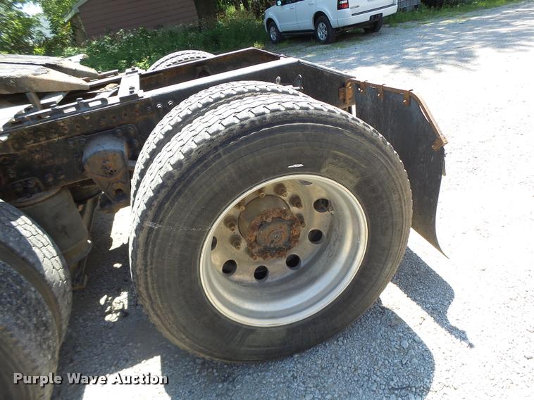 image for item DB1389 2001 Volvo VNL semi truck