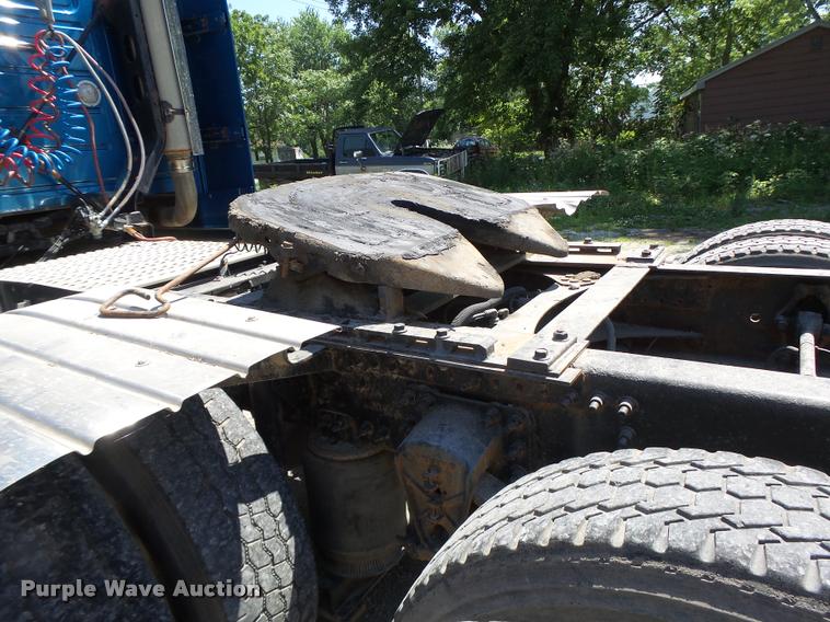 image for item DB1389 2001 Volvo VNL semi truck