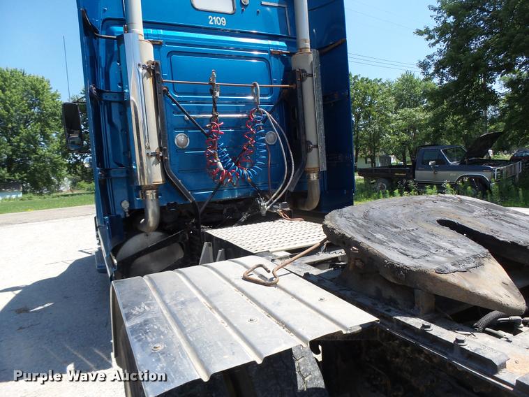 image for item DB1389 2001 Volvo VNL semi truck