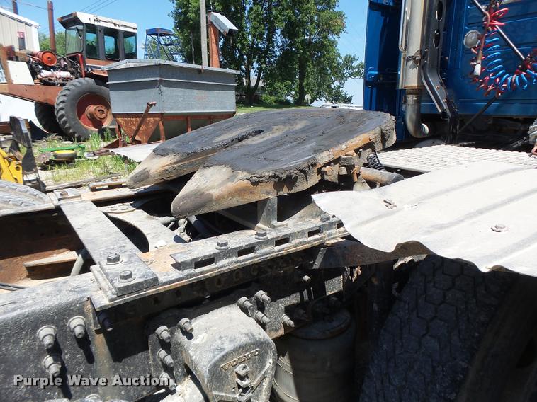 image for item DB1389 2001 Volvo VNL semi truck