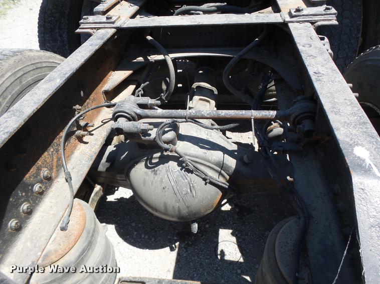 image for item DB1389 2001 Volvo VNL semi truck