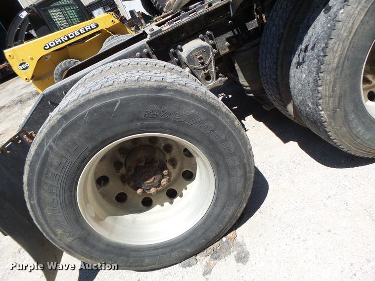 image for item DB1389 2001 Volvo VNL semi truck