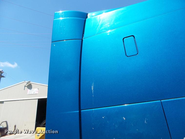 image for item DB1389 2001 Volvo VNL semi truck