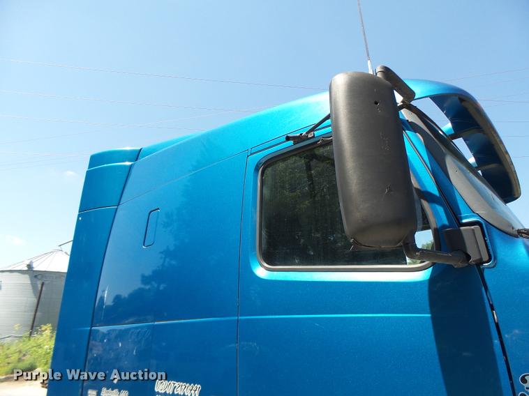 image for item DB1389 2001 Volvo VNL semi truck