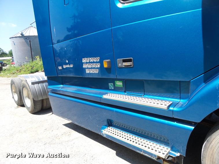 image for item DB1389 2001 Volvo VNL semi truck