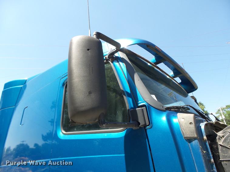 image for item DB1389 2001 Volvo VNL semi truck