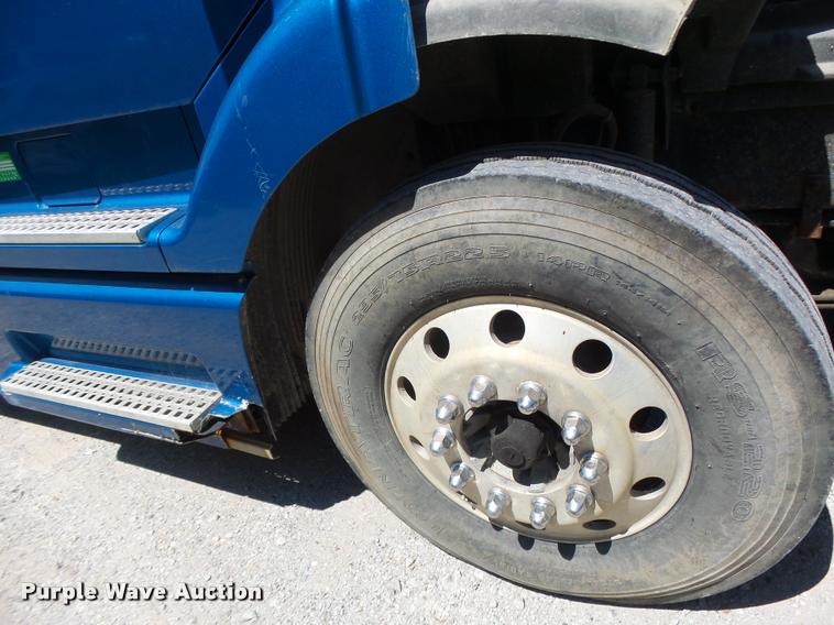 image for item DB1389 2001 Volvo VNL semi truck