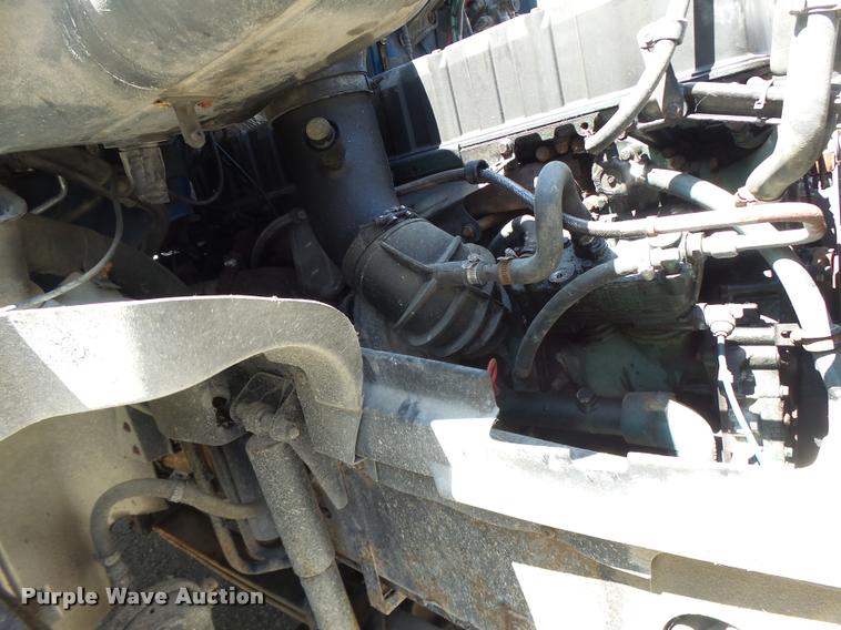 image for item DB1389 2001 Volvo VNL semi truck